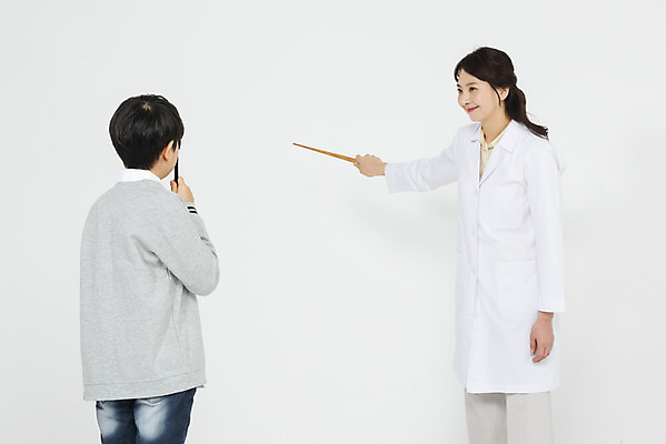 포토 JPG 스튜디오촬영 여자 남자 초등학생 어린이 실내 서기 누끼 상반신 성인 두명 옆모습 10대 30대 건강관리 한국인 의사 가리킴 검사_조사 흰배경 지시봉 안과 눈가리개 안과의사 안구 눈건강 국내포토 학생 뷰포인트 백그라운드 모션 청소년 건강 병원 관리 사람 동양인 손짓 내부 신체부위 장년 의료진 흰색 파일형식