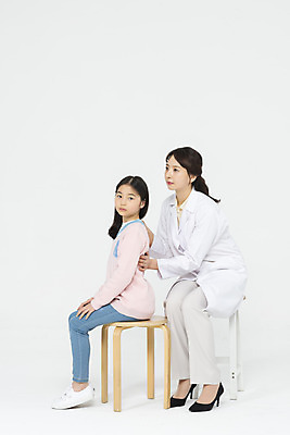 포토 JPG 스튜디오촬영 전신 응시 여자 초등학생 어린이 실내 누끼 앉기 성인 두명 옆모습 10대 30대 건강관리 한국인 의사 척추 흰배경 국내포토 학생 시선 뷰포인트 백그라운드 모션 청소년 뼈 건강 관리 사람 동양인 내부 장년 의료진 흰색 파일형식