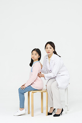 포토 JPG 스튜디오촬영 전신 응시 여자 초등학생 어린이 실내 누끼 앉기 성인 두명 옆모습 10대 30대 건강관리 한국인 의사 척추 흰배경 국내포토 학생 시선 뷰포인트 백그라운드 모션 청소년 뼈 건강 관리 사람 동양인 내부 장년 의료진 흰색 파일형식