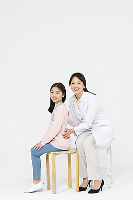 포토 JPG 스튜디오촬영 전신 응시 여자 초등학생 어린이 실내 미소 누끼 앉기 성인 두명 옆모습 10대 30대 건강관리 한국인 의사 척추 흰배경 국내포토 학생 시선 뷰포인트 백그라운드 모션 청소년 뼈 표정 건강 관리 사람 동양인 내부 장년 의료진 흰색 파일형식