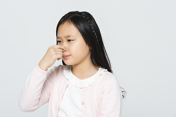 포토 JPG 스튜디오촬영 응시 여자 초등학생 어린이 실내 한명 누끼 상반신 앞모습 10대 건강관리 한국인 찡그림 흰배경 코 간지럼 코감기 콧물 소녀한명만 미세먼지 국내포토 1 학생 시선 뷰포인트 백그라운드 모션 청소년 표정 건강 관리 사람 동양인 내부 신체부위 흰색 감기_질병 먼지 생리현상 여자한명만 소녀만 파일형식