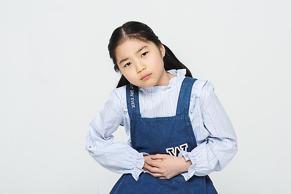 포토 JPG 스튜디오촬영 여자 초등학생 어린이 실내 한명 누끼 상반신 앞모습 10대 건강관리 한국인 흰배경 배탈 복통 복부 소녀한명만 국내포토 1 학생 뷰포인트 백그라운드 청소년 건강 관리 사람 동양인 내부 신체부위 흰색 질병 여자한명만 소녀만 파일형식