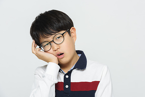 포토 JPG 스튜디오촬영 남자 초등학생 어린이 실내 치과 한명 누끼 앉기 손짓 상반신 앞모습 10대 건강관리 고통 한국인 흰배경 치통 소년한명만 국내포토 1 학생 감정 뷰포인트 백그라운드 모션 청소년 건강 병원 관리 사람 동양인 내부 흰색 질병 남자한명만 소년만 파일형식