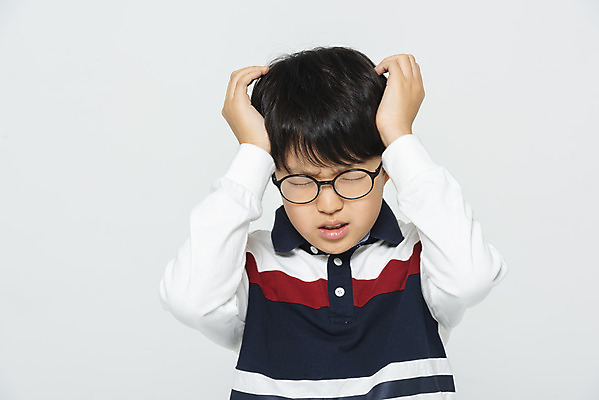 포토 JPG 스튜디오촬영 남자 초등학생 어린이 스트레스 실내 한명 누끼 앉기 손짓 상반신 앞모습 10대 건강관리 고통 한국인 흰배경 두통 소년한명만 국내포토 1 학생 감정 뷰포인트 백그라운드 모션 청소년 건강 관리 사람 동양인 내부 흰색 질병 남자한명만 소년만 파일형식