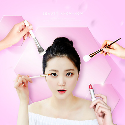PSD 편집이미지 손 응시 여자 분홍색 한명 사람 상반신 20대 성인 앞모습 신체부위 화장 뷰티 한국인 립스틱 화사함 메이크업브러쉬 아이메이크업 이미지편집 1 시선 뷰포인트 컬러 컨셉 동양인 청년 화장품 붓 파일형식