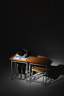 포토 JPG 스튜디오촬영 전신 남자 초등학생 어린이 엎드리기 교실 검은배경 스트레스 실내 한명 누끼 앉기 앞모습 10대 하이앵글 검은색 어둠 경쟁 한국인 사회이슈 책상 고민 부정적 왕따 소년한명만 PTSD 국내포토 1 학생 교육 감정 뷰포인트 컬러 가구 백그라운드 컨셉 학교 모션 청소년 사람 동양인 내부 질병 남자한명만 소년만 파일형식