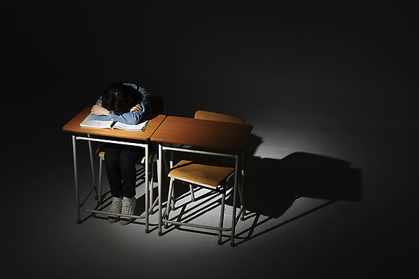 포토 JPG 스튜디오촬영 전신 남자 초등학생 어린이 엎드리기 교실 검은배경 스트레스 실내 한명 누끼 앉기 앞모습 10대 하이앵글 검은색 어둠 경쟁 한국인 사회이슈 책상 고민 부정적 왕따 소년한명만 PTSD 국내포토 1 학생 교육 감정 뷰포인트 컬러 가구 백그라운드 컨셉 학교 모션 청소년 사람 동양인 내부 질병 남자한명만 소년만 파일형식