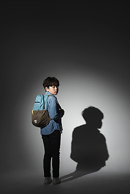 포토 JPG 스튜디오촬영 전신 남자 초등학생 어린이 교실 검은배경 스트레스 실내 그림자 한명 서기 누끼 뒷모습 10대 검은색 어둠 경쟁 한국인 뒤돌아보기 사회이슈 고민 부정적 왕따 소년한명만 국내포토 1 학생 교육 감정 뷰포인트 컬러 백그라운드 컨셉 학교 모션 청소년 사람 동양인 내부 남자한명만 소년만 파일형식