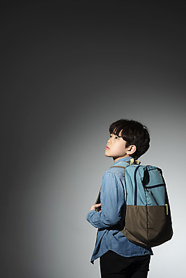 포토 JPG 스튜디오촬영 응시 남자 초등학생 어린이 교실 검은배경 스트레스 실내 한명 서기 누끼 상반신 뒷모습 10대 검은색 어둠 경쟁 한국인 사회이슈 고민 부정적 왕따 소년한명만 국내포토 1 학생 시선 교육 감정 뷰포인트 컬러 백그라운드 컨셉 학교 모션 청소년 사람 동양인 내부 남자한명만 소년만 파일형식