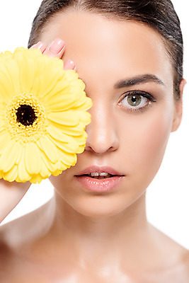 포토 JPG 스튜디오촬영 서양인 외국인 우먼라이프 응시 여자 꽃 얼굴 실내 한명 들기 누끼 사람 근접촬영 상반신 20대 성인 앞모습 뷰티 노란색 깨끗함 흰배경 성인여자한명만 국내포토 식물 1 라이프스타일 시선 뷰포인트 컬러 백그라운드 컨셉 모션 인종 청년 내부 신체부위 흰색 여자한명만 성인여자만 파일형식