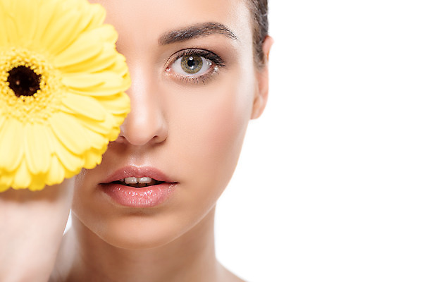 포토 JPG 스튜디오촬영 서양인 외국인 우먼라이프 응시 여자 꽃 얼굴 실내 표정 한명 들기 누끼 사람 근접촬영 상반신 20대 성인 앞모습 뷰티 노란색 깨끗함 흰배경 성인여자한명만 국내포토 식물 1 라이프스타일 시선 뷰포인트 컬러 백그라운드 컨셉 모션 인종 청년 내부 신체부위 흰색 여자한명만 성인여자만 파일형식