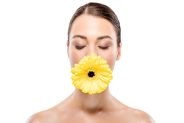 포토 JPG 스튜디오촬영 서양인 외국인 우먼라이프 여자 꽃 얼굴 실내 한명 누끼 사람 근접촬영 상반신 20대 성인 앞모습 뷰티 노란색 눈감음 깨끗함 물기 흰배경 성인여자한명만 국내포토 식물 1 라이프스타일 뷰포인트 컬러 백그라운드 컨셉 모션 인종 청년 내부 신체부위 흰색 여자한명만 성인여자만 파일형식