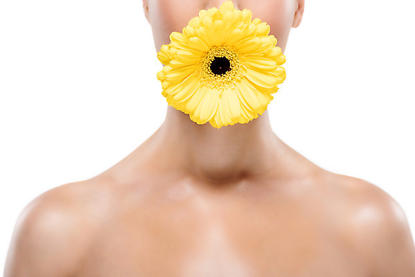 포토 JPG 스튜디오촬영 서양인 외국인 우먼라이프 여자 꽃 얼굴 실내 한명 누끼 사람 근접촬영 상반신 20대 성인 앞모습 뷰티 노란색 깨끗함 물기 흰배경 성인여자한명만 국내포토 식물 1 라이프스타일 뷰포인트 컬러 백그라운드 컨셉 모션 인종 청년 내부 신체부위 흰색 여자한명만 성인여자만 파일형식