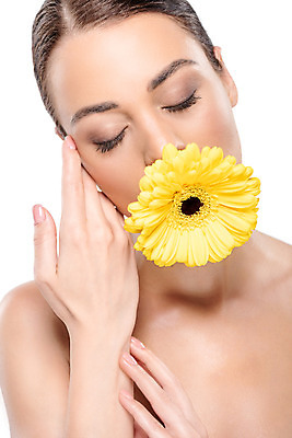 포토 JPG 스튜디오촬영 서양인 외국인 우먼라이프 여자 꽃 얼굴 실내 한명 누끼 사람 손짓 근접촬영 상반신 20대 성인 앞모습 뷰티 노란색 눈감음 깨끗함 물기 흰배경 성인여자한명만 국내포토 식물 1 라이프스타일 뷰포인트 컬러 백그라운드 컨셉 모션 인종 청년 내부 신체부위 흰색 여자한명만 성인여자만 파일형식
