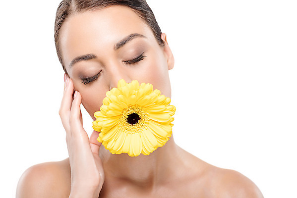 포토 JPG 스튜디오촬영 서양인 외국인 우먼라이프 여자 꽃 얼굴 실내 한명 누끼 사람 손짓 근접촬영 상반신 20대 성인 앞모습 뷰티 노란색 눈감음 깨끗함 흰배경 성인여자한명만 국내포토 식물 1 라이프스타일 뷰포인트 컬러 백그라운드 컨셉 모션 인종 청년 내부 신체부위 흰색 여자한명만 성인여자만 파일형식