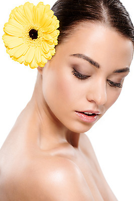 포토 JPG 스튜디오촬영 서양인 외국인 우먼라이프 응시 여자 꽃 얼굴 실내 한명 누끼 사람 근접촬영 상반신 20대 성인 옆모습 뷰티 노란색 깨끗함 흰배경 귀 꽂음 성인여자한명만 국내포토 식물 1 라이프스타일 시선 뷰포인트 컬러 백그라운드 컨셉 인종 청년 내부 신체부위 흰색 여자한명만 성인여자만 파일형식