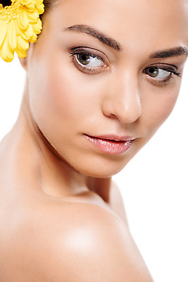 포토 JPG 스튜디오촬영 서양인 외국인 우먼라이프 응시 여자 꽃 얼굴 실내 한명 미소 누끼 사람 근접촬영 상반신 20대 성인 옆모습 뷰티 노란색 깨끗함 흰배경 귀 꽂음 성인여자한명만 국내포토 식물 1 라이프스타일 시선 뷰포인트 컬러 백그라운드 컨셉 표정 인종 청년 내부 신체부위 흰색 여자한명만 성인여자만 파일형식