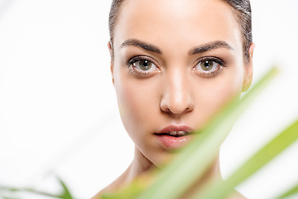 포토 JPG 스튜디오촬영 서양인 외국인 우먼라이프 응시 여자 얼굴 잎 실내 한명 미소 누끼 사람 근접촬영 상반신 20대 성인 앞모습 아웃포커스 초록색 뷰티 깨끗함 흰배경 성인여자한명만 국내포토 식물 1 라이프스타일 시선 뷰포인트 컬러 백그라운드 컨셉 촬영기법 표정 인종 청년 내부 신체부위 흰색 여자한명만 성인여자만 파일형식