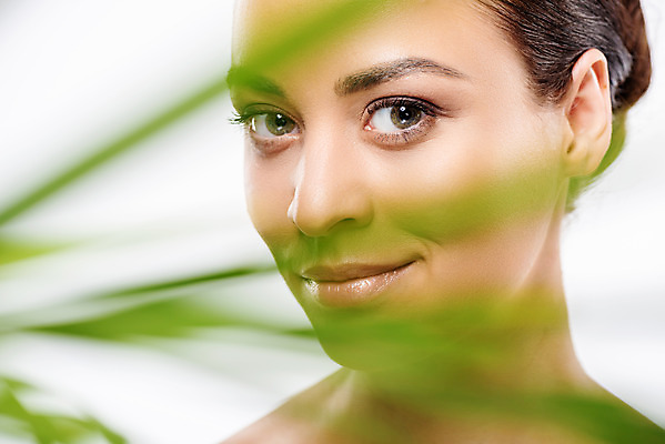 포토 JPG 스튜디오촬영 서양인 외국인 우먼라이프 응시 여자 얼굴 잎 실내 한명 미소 누끼 사람 근접촬영 상반신 20대 성인 앞모습 아웃포커스 신체부위 초록색 뷰티 깨끗함 흰배경 성인여자한명만 국내포토 식물 1 라이프스타일 시선 뷰포인트 컬러 백그라운드 컨셉 촬영기법 표정 인종 청년 내부 흰색 여자한명만 성인여자만 파일형식