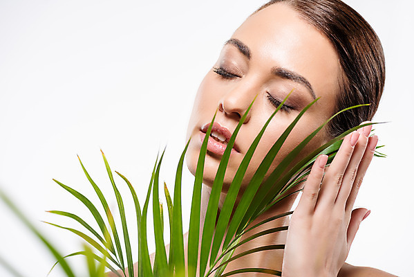 포토 JPG 스튜디오촬영 서양인 외국인 우먼라이프 손 여자 얼굴 잎 실내 한명 누끼 사람 근접촬영 상반신 20대 성인 앞모습 초록색 뷰티 눈감음 깨끗함 만지기 흰배경 성인여자한명만 국내포토 식물 1 라이프스타일 뷰포인트 컬러 백그라운드 컨셉 모션 인종 청년 내부 신체부위 흰색 여자한명만 성인여자만 파일형식