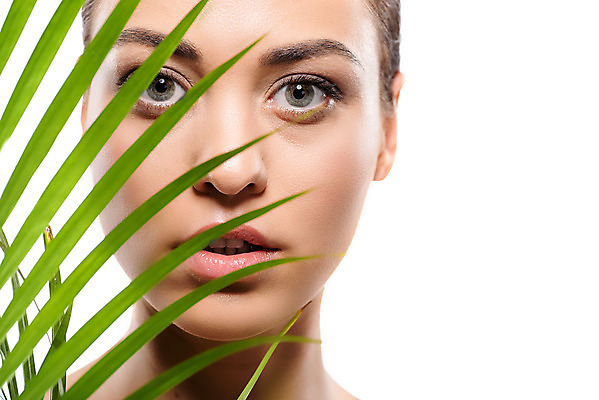 포토 JPG 스튜디오촬영 서양인 외국인 우먼라이프 응시 여자 얼굴 잎 실내 한명 누끼 사람 근접촬영 상반신 20대 성인 앞모습 초록색 뷰티 깨끗함 흰배경 성인여자한명만 국내포토 식물 1 라이프스타일 시선 뷰포인트 컬러 백그라운드 컨셉 인종 청년 내부 신체부위 흰색 여자한명만 성인여자만 파일형식