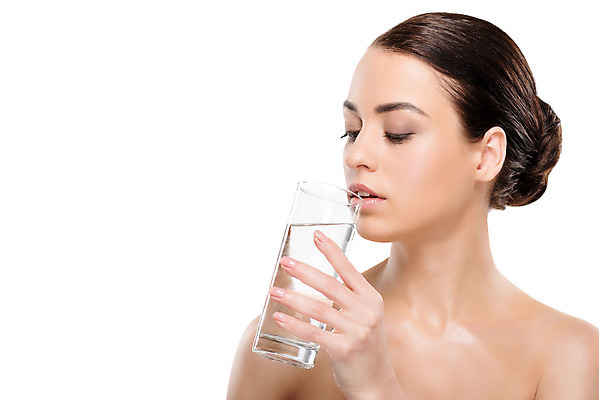 포토 JPG 스튜디오촬영 서양인 외국인 우먼라이프 여자 얼굴 실내 한명 들기 누끼 사람 근접촬영 상반신 20대 성인 앞모습 물 뷰티 깨끗함 물컵 흰배경 올림머리 물마시기 성인여자한명만 국내포토 자연요소 1 라이프스타일 헤어스타일 뷰포인트 백그라운드 컨셉 모션 인종 청년 내부 신체부위 컵 마시기 흰색 여자한명만 성인여자만 파일형식