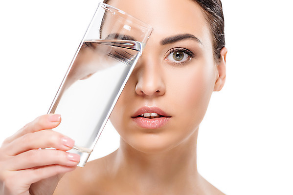 포토 JPG 스튜디오촬영 서양인 외국인 우먼라이프 응시 여자 얼굴 잔 실내 표정 한명 들기 누끼 사람 근접촬영 상반신 20대 성인 앞모습 물 뷰티 반사 깨끗함 물컵 흰배경 성인여자한명만 국내포토 자연요소 1 라이프스타일 식기 시선 뷰포인트 백그라운드 컨셉 모션 인종 청년 내부 신체부위 컵 흰색 여자한명만 성인여자만 파일형식