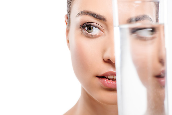 포토 JPG 스튜디오촬영 서양인 외국인 우먼라이프 응시 여자 얼굴 유리 실내 한명 미소 누끼 사람 근접촬영 상반신 20대 성인 앞모습 뷰티 반사 깨끗함 물컵 흰배경 성인여자한명만 국내포토 1 라이프스타일 시선 뷰포인트 백그라운드 컨셉 재질 표정 인종 청년 내부 신체부위 컵 흰색 여자한명만 성인여자만 파일형식