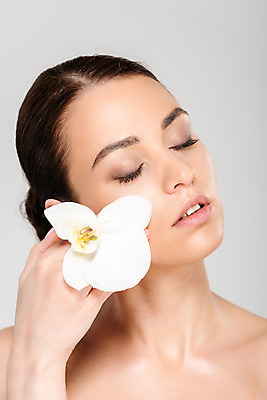 포토 JPG 스튜디오촬영 서양인 외국인 우먼라이프 여자 꽃 얼굴 회색배경 실내 한명 들기 누끼 사람 근접촬영 상반신 20대 성인 앞모습 뷰티 눈감음 깨끗함 성인여자한명만 국내포토 식물 1 라이프스타일 뷰포인트 백그라운드 컨셉 모션 인종 청년 내부 신체부위 회색 여자한명만 성인여자만 파일형식