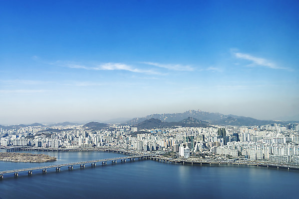 포토 JPG 주간 구름 하늘 서울 한국 풍경 빌딩 사람없음 야외 파란색 하이앵글 도시풍경 맑음 봄 한강 마포대교 밤섬 여의도 가교 전경 국내포토 자연요소 건축물 계절 아시아 뷰포인트 컬러 섬 날씨 건물 다리_건축물 도시 랜드마크 파일형식 탑뷰
