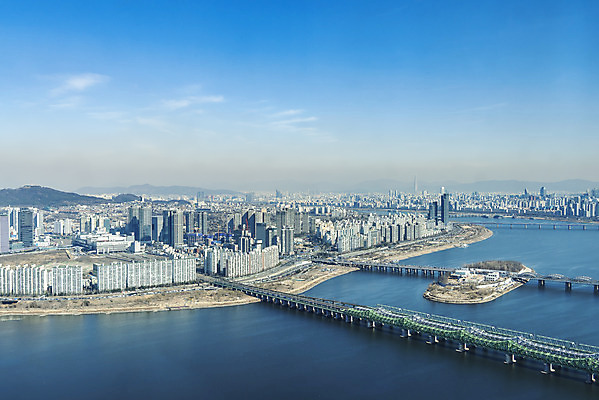 포토 JPG 주간 구름 하늘 서울 한국 풍경 빌딩 사람없음 야외 파란색 하이앵글 도시풍경 맑음 봄 한강 여의도 한강대교 한강철교 가교 노들섬 전경 국내포토 자연요소 건축물 계절 아시아 뷰포인트 컬러 날씨 건물 다리_건축물 도시 랜드마크 용산 파일형식 탑뷰