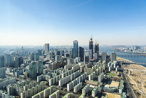 포토 JPG 주간 건축 하늘 부동산 아파트 주택 서울 한국 풍경 사람없음 야외 파란색 하이앵글 도시풍경 맑음 봄 한강 여의도 전경 국내포토 자연요소 계절 아시아 뷰포인트 컬러 날씨 건물 도시 재산 랜드마크 파일형식 탑뷰