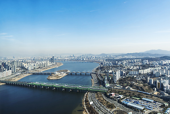포토 JPG 주간 구름 하늘 서울 한국 풍경 빌딩 사람없음 야외 파란색 하이앵글 도시풍경 맑음 봄 한강 여의도 한강대교 한강철교 가교 노들섬 전경 국내포토 자연요소 건축물 계절 아시아 뷰포인트 컬러 날씨 건물 다리_건축물 도시 랜드마크 용산 파일형식 탑뷰