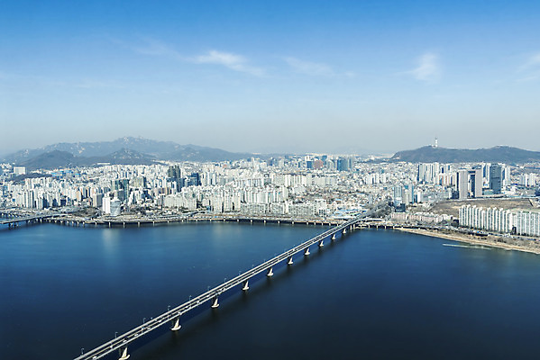 포토 JPG 주간 구름 하늘 서울 한국 풍경 빌딩 사람없음 야외 파란색 하이앵글 도시풍경 맑음 봄 한강 밤섬 여의도 원효대교 가교 전경 국내포토 자연요소 건축물 계절 아시아 뷰포인트 컬러 섬 날씨 건물 다리_건축물 도시 랜드마크 파일형식 탑뷰