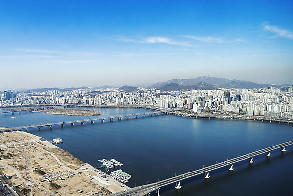 포토 JPG 주간 구름 하늘 서울 한국 풍경 빌딩 사람없음 야외 파란색 하이앵글 도시풍경 맑음 봄 한강 마포대교 밤섬 서강대교 여의도 원효대교 전경 국내포토 자연요소 계절 아시아 뷰포인트 컬러 섬 날씨 건물 다리_건축물 도시 랜드마크 파일형식 탑뷰