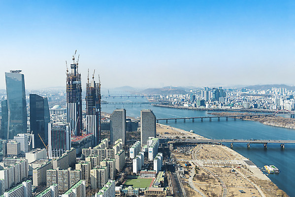 포토 JPG 주간 건축 하늘 부동산 아파트 주택 서울 한국 풍경 사람없음 야외 파란색 하이앵글 도시풍경 맑음 봄 한강 여의도 전경 국내포토 자연요소 계절 아시아 뷰포인트 컬러 날씨 건물 도시 재산 랜드마크 파일형식 탑뷰