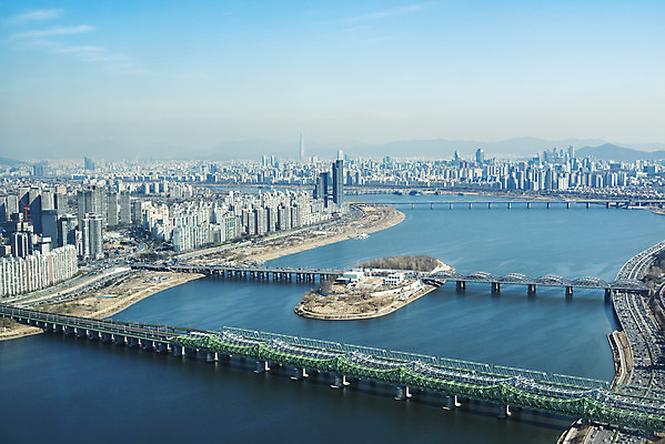 포토 JPG 주간 구름 하늘 서울 한국 풍경 빌딩 사람없음 야외 파란색 하이앵글 도시풍경 맑음 봄 한강 여의도 한강대교 한강철교 가교 노들섬 전경 국내포토 자연요소 건축물 계절 아시아 뷰포인트 컬러 날씨 건물 다리_건축물 도시 랜드마크 용산 파일형식 탑뷰