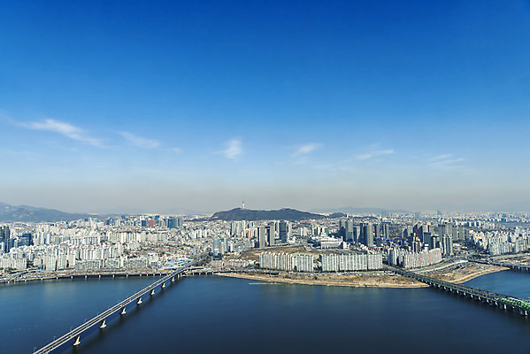 포토 JPG 주간 구름 하늘 서울 한국 풍경 빌딩 사람없음 야외 파란색 하이앵글 도시풍경 맑음 봄 한강 여의도 원효대교 한강철교 전경 국내포토 자연요소 계절 아시아 뷰포인트 컬러 날씨 건물 다리_건축물 도시 랜드마크 파일형식 탑뷰