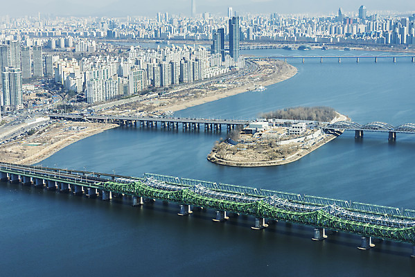 포토 JPG 주간 구름 하늘 서울 한국 풍경 빌딩 사람없음 야외 파란색 하이앵글 도시풍경 맑음 봄 한강 여의도 한강대교 한강철교 가교 노들섬 전경 국내포토 자연요소 건축물 계절 아시아 뷰포인트 컬러 날씨 건물 다리_건축물 도시 랜드마크 용산 파일형식 탑뷰