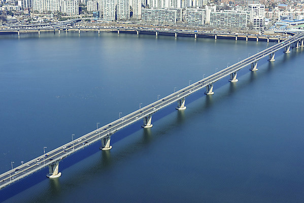 포토 JPG 주간 자동차 서울 한국 풍경 사람없음 야외 파란색 하이앵글 도시풍경 맑음 봄 한강 여의도 원효대교 가교 전경 국내포토 자연요소 건축물 계절 아시아 육상교통 뷰포인트 컬러 날씨 다리_건축물 도시 랜드마크 파일형식 탑뷰