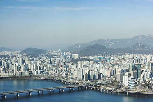 포토 JPG 주간 도로 하늘 산 서울 한국 풍경 빌딩 사람없음 야외 파란색 하이앵글 도시풍경 맑음 봄 한강 마포대교 여의도 전경 국내포토 자연요소 계절 아시아 길 뷰포인트 컬러 교통시설 날씨 건물 다리_건축물 도시 랜드마크 파일형식 탑뷰
