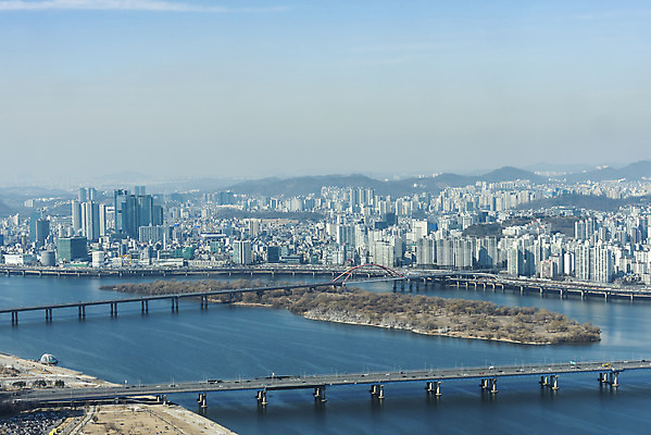 포토 JPG 주간 하늘 서울 한국 풍경 빌딩 사람없음 야외 파란색 하이앵글 도시풍경 맑음 봄 한강 마포대교 밤섬 서강대교 여의도 전경 국내포토 자연요소 계절 아시아 뷰포인트 컬러 섬 날씨 건물 다리_건축물 도시 랜드마크 파일형식 탑뷰