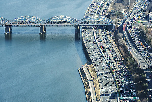 포토 JPG 주간 도로 자동차 서울 한국 풍경 사람없음 야외 파란색 하이앵글 도시풍경 맑음 봄 한강 여의도 올림픽대로 한강대교 전경 국내포토 자연요소 계절 아시아 길 육상교통 뷰포인트 컬러 교통시설 날씨 다리_건축물 도시 랜드마크 파일형식 탑뷰