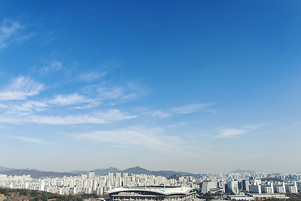포토 JPG 주간 구름 하늘 아파트 서울 풍경 빌딩 사람없음 야외 건물 파란색 하이앵글 도시풍경 맑음 봄 마포 전경 월드싸커경기장 국내포토 자연요소 건축물 계절 뷰포인트 컬러 날씨 주택 한국 경기장 도시 파일형식 탑뷰