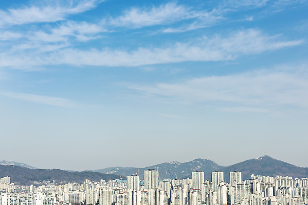 포토 JPG 주간 구름 하늘 부동산 아파트 주택 서울 한국 풍경 사람없음 야외 건물 파란색 하이앵글 도시풍경 맑음 봄 마포 전경 국내포토 자연요소 건축물 계절 아시아 뷰포인트 컬러 날씨 도시 재산 파일형식 탑뷰