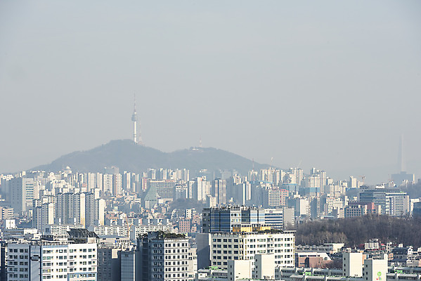 포토 JPG 주간 하늘 서울 한국 풍경 빌딩 공해 사람없음 야외 건물 파란색 하이앵글 도시풍경 환경 봄 환경오염 오염 마포 미세먼지 전경 국내포토 자연요소 건축물 계절 아시아 뷰포인트 컬러 컨셉 도시 먼지 파일형식 탑뷰