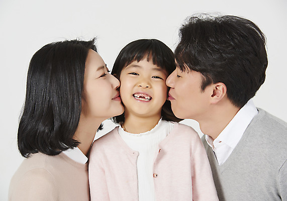 포토 JPG 스튜디오촬영 여자 남자 딸 행복 어린이 가족 엄마 키스 실내 미소 누끼 소녀 상반신 성인 앞모습 옆모습 캐주얼 세명 30대 화목 한국인 가족라이프 아빠 핵가족 즐거움 흰배경 국내포토 라이프스타일 옷 감정 뷰포인트 백그라운드 컨셉 관계 표정 사람 동양인 내부 장년 흰색 애정표현 파일형식