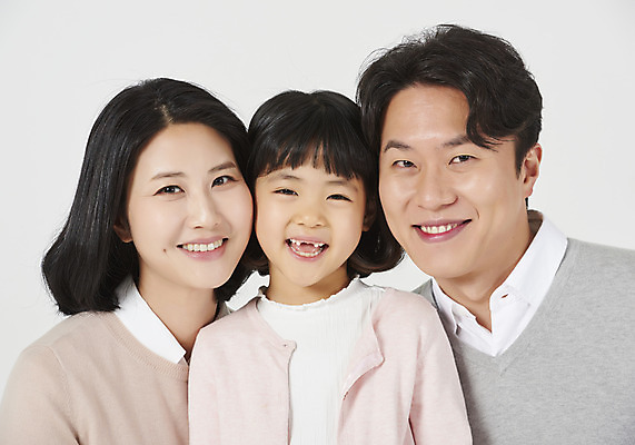 포토 JPG 스튜디오촬영 여자 남자 딸 행복 어린이 가족 엄마 실내 미소 누끼 소녀 상반신 성인 앞모습 캐주얼 세명 30대 화목 한국인 가족라이프 아빠 핵가족 즐거움 흰배경 국내포토 라이프스타일 옷 감정 뷰포인트 백그라운드 컨셉 관계 표정 사람 동양인 내부 장년 흰색 파일형식