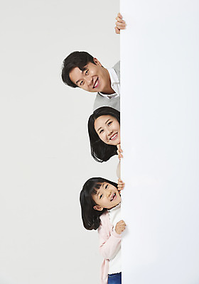 포토 JPG 스튜디오촬영 배너 여자 남자 딸 행복 어린이 가족 엄마 사각프레임 실내 미소 들기 누끼 소녀 상반신 성인 앞모습 캐주얼 세명 30대 화목 한국인 가족라이프 아빠 핵가족 즐거움 흰배경 국내포토 라이프스타일 옷 감정 뷰포인트 백그라운드 컨셉 관계 모션 프레임 표정 사람 동양인 내부 장년 사각형 흰색 파일형식