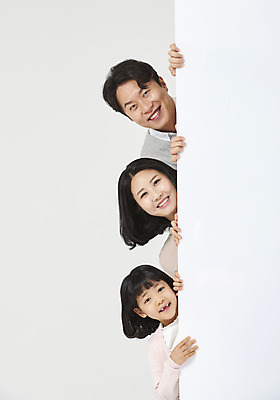포토 JPG 스튜디오촬영 배너 여자 남자 딸 행복 어린이 가족 엄마 사각프레임 실내 미소 들기 누끼 소녀 상반신 성인 앞모습 캐주얼 세명 30대 화목 한국인 가족라이프 아빠 핵가족 즐거움 흰배경 국내포토 라이프스타일 옷 감정 뷰포인트 백그라운드 컨셉 관계 모션 프레임 표정 사람 동양인 내부 장년 사각형 흰색 파일형식